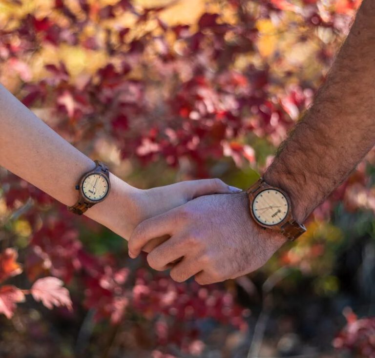 זוג מחזיק ידיים עם שעוני מישקה